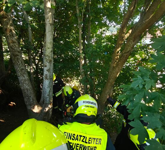 Der Einsatzleiter macht sich ein Bild von der Lage