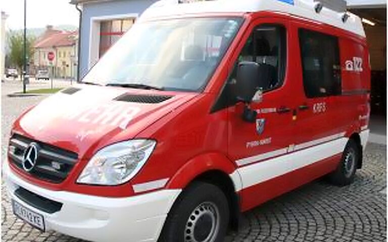 Der Mercedes Sprinter von vorne rechts fotografiert