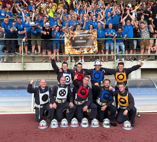 Die Wettkampfgruppe posiert vor dem Fanclub