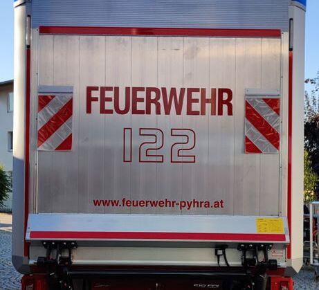 Das Heck unseres Versorgungsfahrzeuges mit der Ladebordwand und der Aufschrift Feuerwehr - 122 und unserer Internetadresse