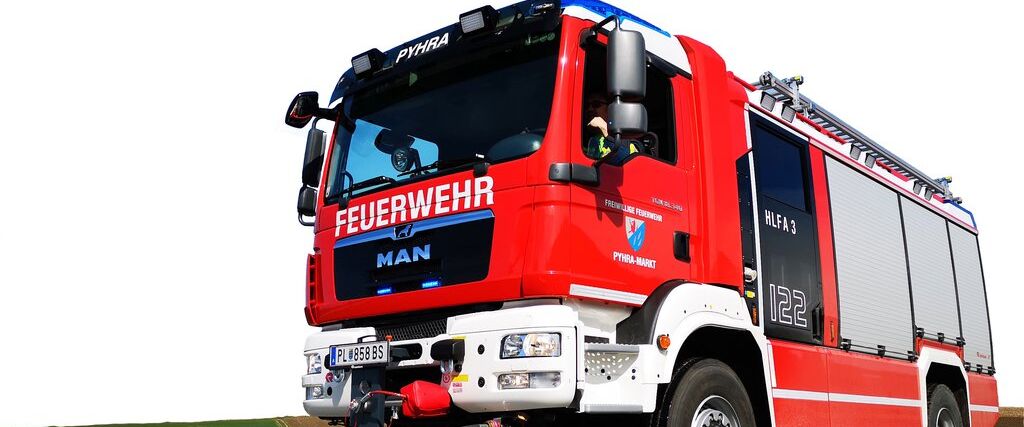 Das Fahrzeug fährt langsam mit aktiver Straßenwaschanlage auf einer verschmutzten Fahrbahn