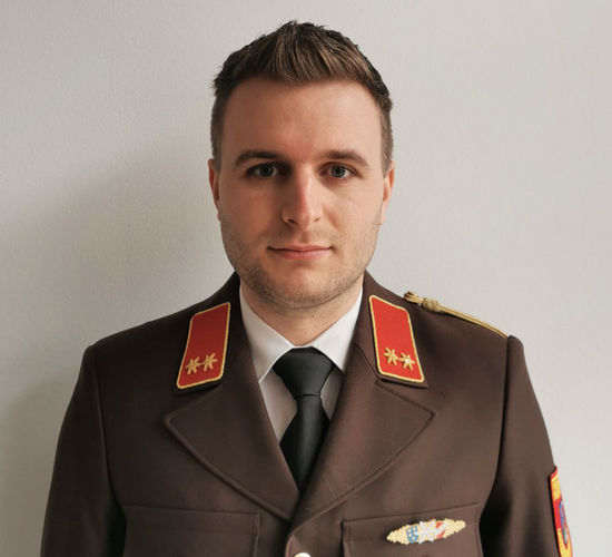 Portraitfoto in brauner Uniform