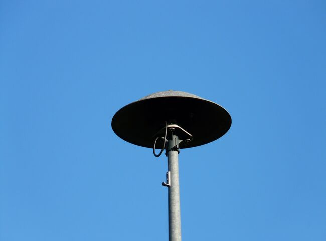 Eine Feuerwehrsirene von unten fotografiert und in rot gefärbt