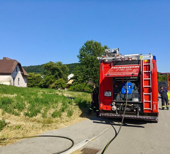 Das HLFA3 von hinten, die Heckklappe ist offen und der Schlauch der Schnellangriffseinheit ist ausgerollt