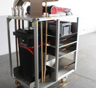 Ein gefüllter Rollcontainer mit Besen, Schaufeln, einem fixierten Mistkübel und mehreren Fächern für Kleinmaterial zur Fahrbahnreinigung nach Verkehrsunfällen